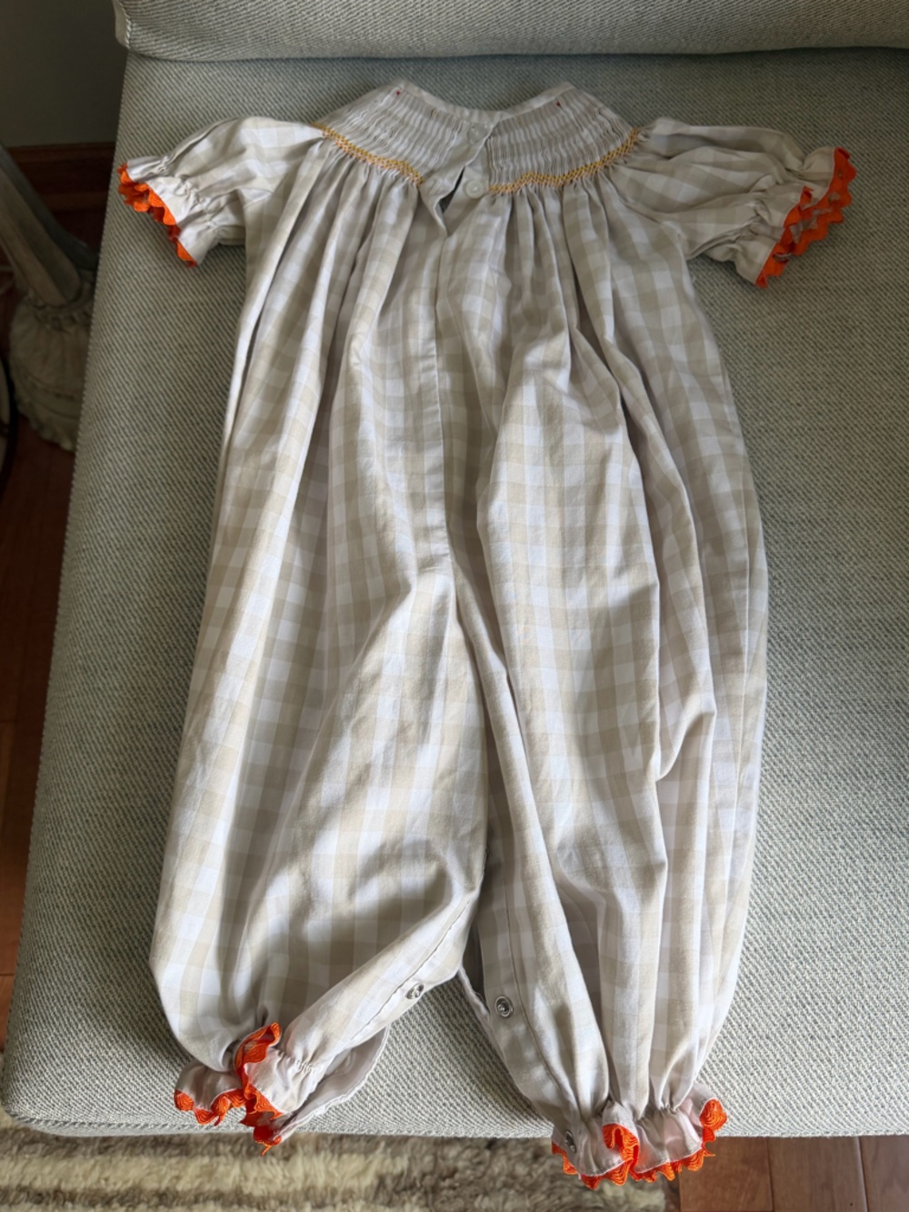 Stitchy Fish - Beige Plaid Smocked Baby Bubble embroidered with orange trim - Picture 4 of 4